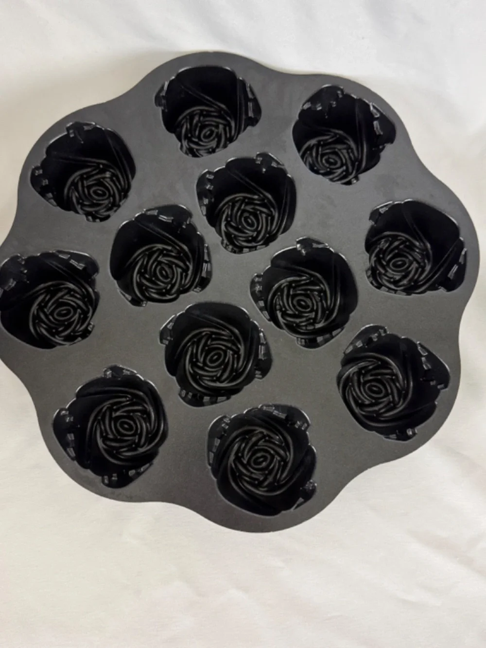 Nordic Ware Sweetheart Roses Cupcake 12 Cakelets Baking Pan Excellent
